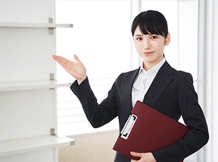 VR内覧をする女性の写真