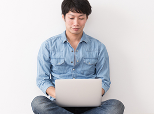 VR内覧可能物件を探す男性の写真